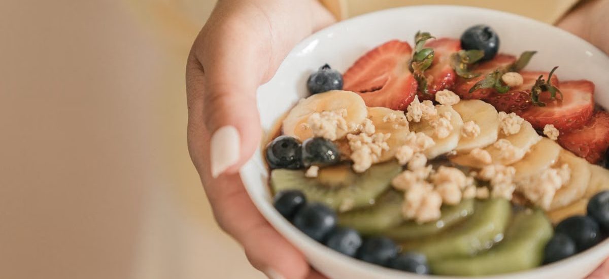 Delicious and nutritious breakfast bowl featuring fresh fruits and granola. Perfect for a healthy start.
